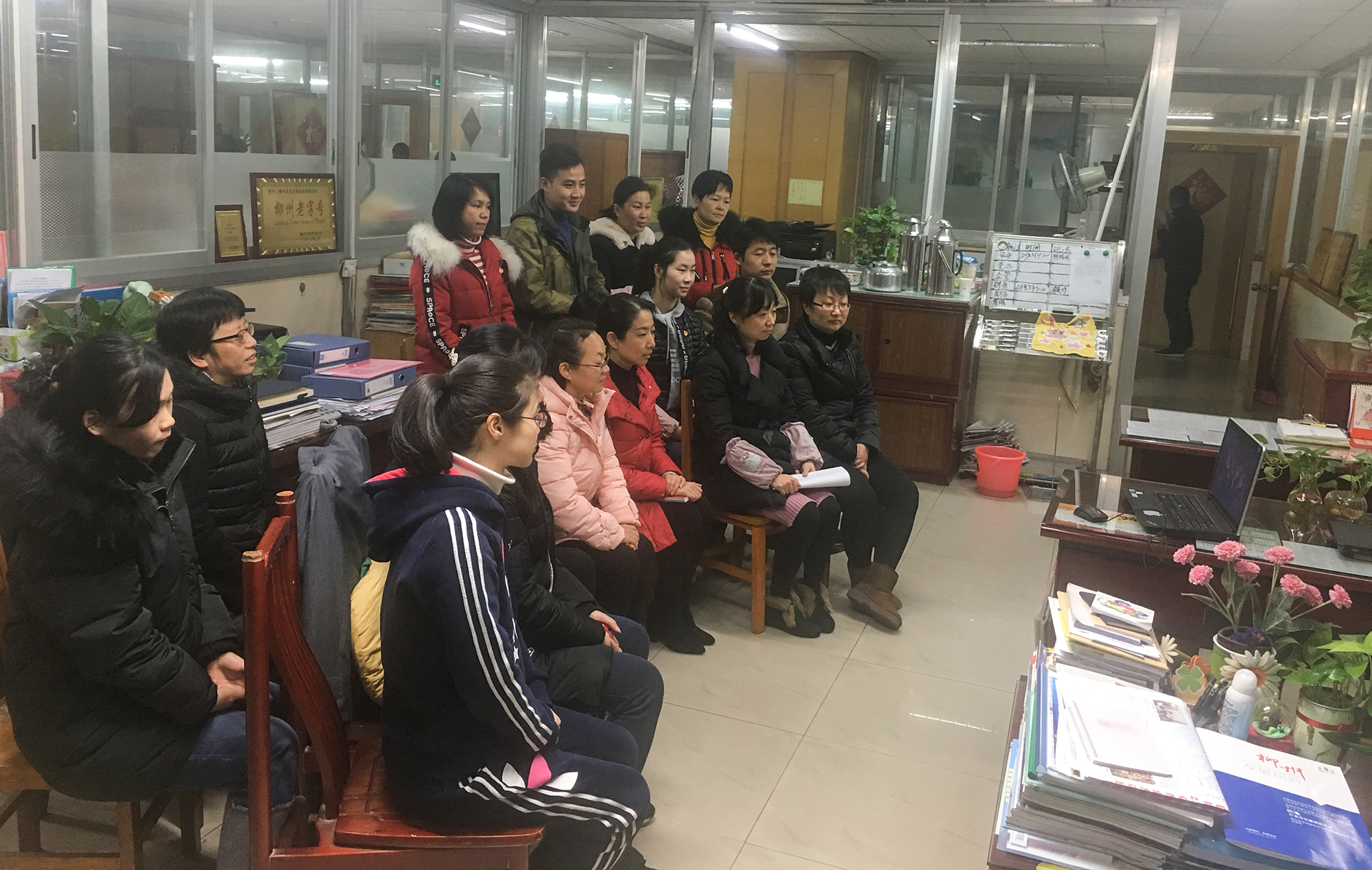 五星百貨公司組織集中收看報(bào)告會.jpg