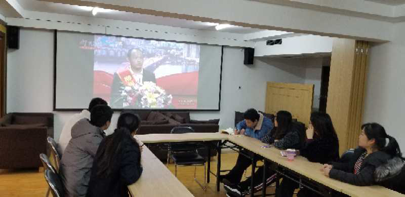 工貿(mào)公司組織集中收看報(bào)告會.jpg